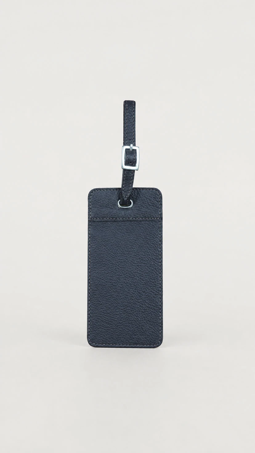 Leather luggage tag with buckle strap in navy pebbled leather – model 10869
