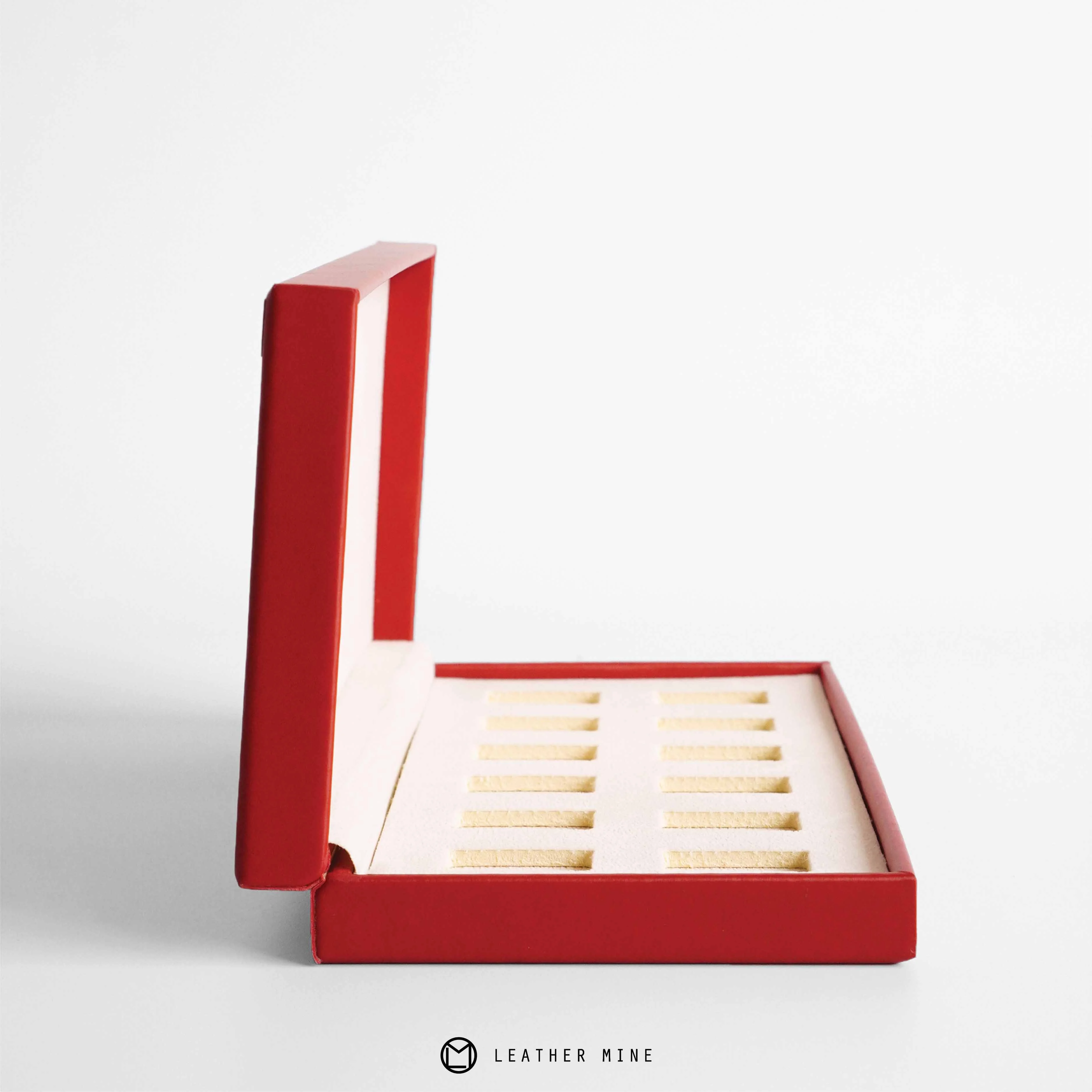 กล่องเครื่องประดับ Heritage Red บุเวลเวทครีมวินเทจ