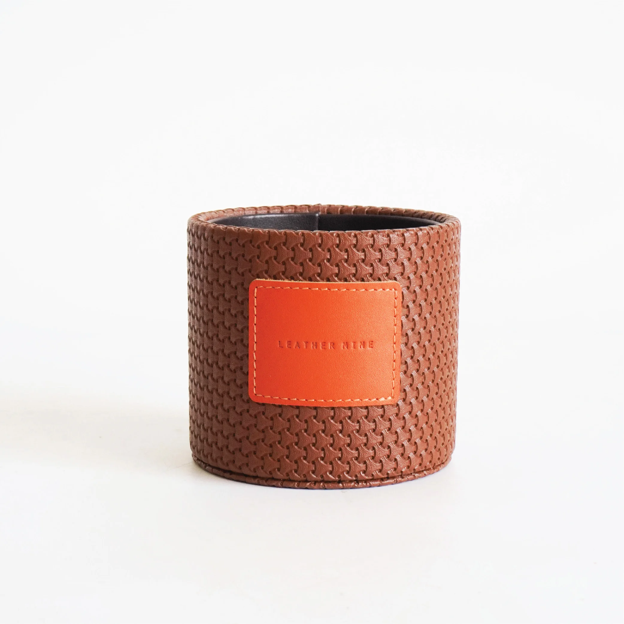 กระบอกสานทรงกลม Nordic Weave พร้อมป้ายหนังสีสด