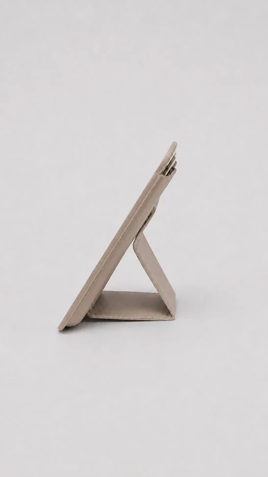 MagSafe Wallet Stand หนังแท้ รุ่นบางพิเศษ พร้อมที่คล้องนิ้ว | Leather Mine